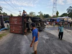Truk Kontainer Menggila di Turunan Taput, Lima Mobil Jadi Korban