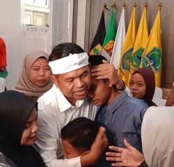 Anak anak Tanggung Jawab Saya, KDM Teteskan Air Mata Temui Keluarga Korban Longsor Gunung Kuda