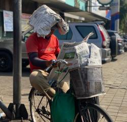 Meski Sepi Pembeli, Maman Tak Pernah Henti Edarkan Koran