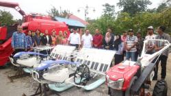 Didampingi Wali Kota dan Wawali Baubau,  Anggota DPR RI Jaelani Salurkan Alsintan ke Petani