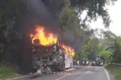 Diduga akibat Ledakan dari Mesin, Bus Penumpang di Bangkalan Terbakar Hebat