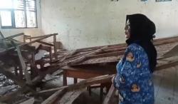Flapon SDN Cikayas 3 Ambruk Diterpa Angin Kencang, Siswa Terpaksa Pindah Kelas