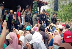 Ribuan Warga Serbu Festival Tumpeng Nasi Krawu Gratis, Upaya Pelestarian Budaya