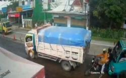 Kecelakaan Maut Ngeri! Salip Truk Pasir, 2 Pemotor Tewas Terjepit