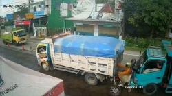Detik-Detik Kecelakaan Tragis 2 Pemotor Tewas Tergencet Truk di Lumajang, Terekam CCTV