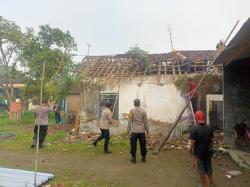 Polisi dan Warga Jombang Perbaiki Rumah Warga yang Hampir Roboh, Begini Kondisinya