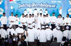 Doa Bersama Ribuan Warga Jateng Bersholawat, 100 Hari Kepemimpinan Ahmad Luthfi-Taj Yasin