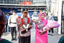 Tradisi Adat dan Kehormatan Iringi Kedatangan Kapolda NTT yang Baru