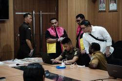 Geledah Ruang Setda Kabupaten Sorong, Penyidik Amankan Dua Box Kontainer dan 11 HP ASN