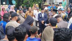 Dituding Nepotisme, Lurah dan Camat di Gowa Digerunduk Warga