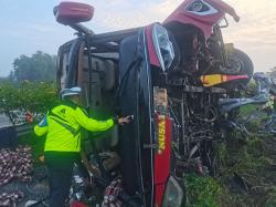 Kecelakaan di Tol Jombang, Bus Nusa Bali Bawa 36 Penumpang Terguling Tabrak Pembatas Jalan
