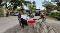 TMMD Kodim 1710/Mimika Segera Ditutup, Warga Kampung Pigapu Gotong Royong Sambut Acara