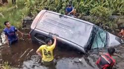 Mini Bus Terjun ke Parit di Palangka Raya, Pengemudi Ternyata Sedang Belajar Mengemudi