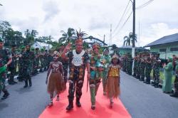 Pangdam XVII/Cenderawasih Kunker ke Makodim 1710/Mimika, Diiringi Tarian Seka Khas Suku Kamoro