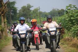 Naik Motor, Bupati Purbalingga Tinjau Langsung Jalan Rusak dan Persoalan Sampah