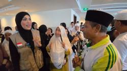 Empati Legislator: Sari Yuliati Bagi Riyal ke Jemaah Lansia NTB