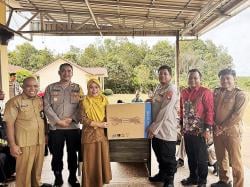 Dukung Pendidikan, Polres Seruyan Serahkan Bantuan Komputer dan Laptop ke Sekolah