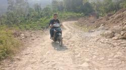 Pemdes Batulawang Cibinong Berharap Perbaikan Jalan Akibat Longsor Segera Direalisasikan