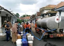 Sumur Mulai Kering, Desa Tulupari Probolinggo Mulai Dikirimi Air Bersih