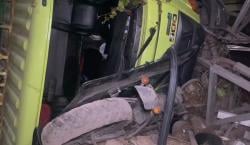 Truk Pasir Diduga Rem Blong, Tabrak Pemotor dan Hantam Bengkel di Pandeglang