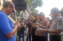 Menuju Zero Kendaraan ODOL, Truk Muatan Berat Disetop Petugas Gabungan di Jombang