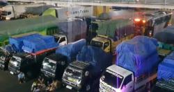 Pelabuhan Merak Padat Jelang Idul Adha, Pemudik dan Truk Logistik Membludak di Malam Hari