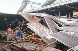 Angin Kencang Landa Cilongok, Sejumlah Rumah Rusak dan Atap di Pasar Beterbangan