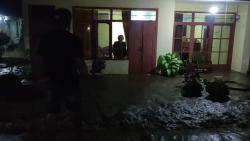 Dam Kanduruan Diduga Jebol, Warga Ciganjeng Panik Diterjang Banjir Mendadak