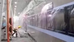 Viral Gerbong KA di Stasiun Purwokerto Diguyur Air Bak Air Terjun, Ini Kata PT KAI!