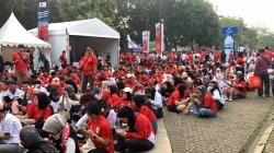 Ribuan Suporter Padati GBK Jelang Indonesia vs China, Rela Ngemper Tunggu Pintu Dibuka