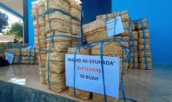 Pemkab Lumajang Bagikan Besek Bambu Gantikan Plastik untuk Daging Kurban