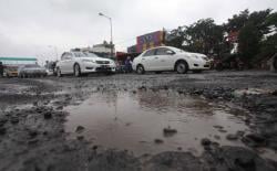 Janji Perbaikan Tak Kunjung Tiba, Warga Desa Karyajaya Tanam Padi di Tengah Jalan Hancur