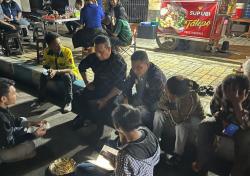 Duduk Bareng Mahasiswa Asal TTU di Emperan Jalan Kota Kupang, Begini Rencana Bupati Falent