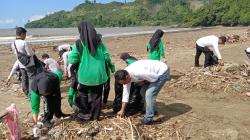 Volume Sampah Menumpuk di Pantai Gemah, DLH Jatim Segera Pasang Jaring Sampah