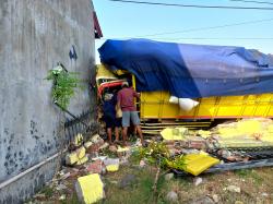 Dramatis! Proses Evakuasi Kernet Terjepit Akibat Truk Tabrak Pagar Rumah Warga di Jombang