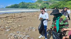 Sempat Viral karena Kotor, Arumi Bachsin Turun Tangan Ajak Ratusan Warga Bersih-Bersih Pantai Gemah