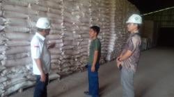 Sidak Gudang Pupuk di Ciamis, Anggota Komisi IV DPR Temukan 72 Karung Rusak