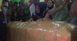 Tangis Histeris Sambut Kedatangan Jenazah Korban Penembakan KKB di Purwakarta
