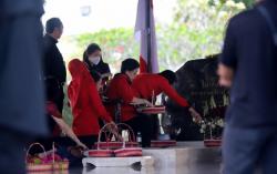 Megawati Ziarah ke Makam Bung Karno dan Serahkan Sapi Kurban Jumbo di Blitar