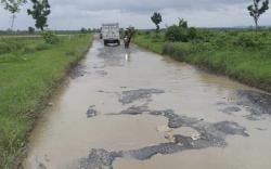 Warga Keluhkan Jalan Rusak, Bupati Lamongan Janji Realisasi Program Jamula Mulai Juni 2025