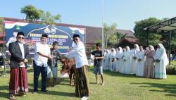 Tebar Keberkahan Idul Adha 2025, Kapolres Jombang Serahkan 32 Hewan Kurban ke Pesantren dan Warga