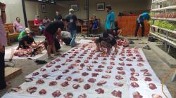 Sembelih Sapi dan Kambing, PWI Karawang Berbagi 170 Kantong Daging di Hari Raya Idul Adha