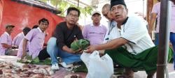 Qurban Puluhan Sapi, Crazy Rich di Brebes Kemas Daging Gunakan Daun Jati
