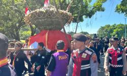 Grebeg Besar Keraton Surakarta, Warga Antusias Berebut Isi Gunungan Sebelum Doa Selesai
