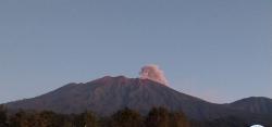 Gunung Raung Erupsi Dengan Ketinggian Asap 600 Meter Dari Puncak, Pendaki Luar Kota Dilarang Naik