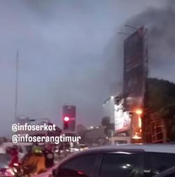 Billboard Iklan di Kebon Jahe Kota Serang Terbakar: Warga Heboh, Diduga Iklan Rokok