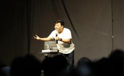 Stand Up Comedy Arif Alfiansyah Bikin Geger Surabaya, Tiket Ludes Diserbu Penonton
