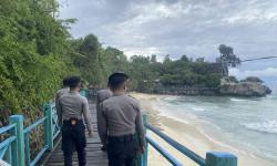 Polisi Patroli Pantai Dato Majene, Pastikan Liburan Warga Aman