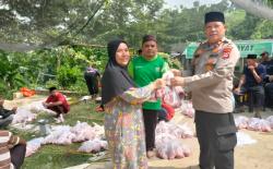 Pesantren Qur’an Baitul Hayat Bersama Polsek Mancak Salurkan Daging Qurban