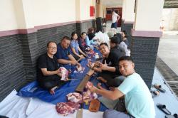 Sembelih 7 Ekor Hewan Kurban, Kejari Karawang Salurkan Ratusan Kantong Daging